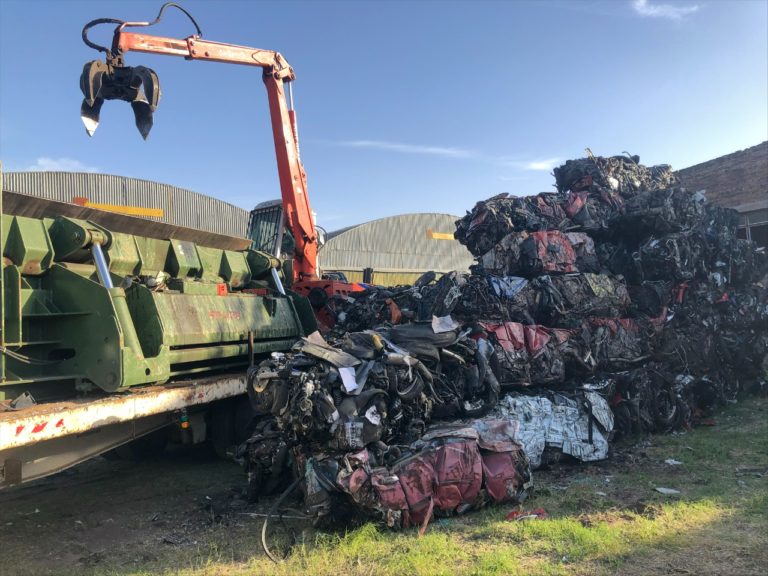 General Pico: compactadora lleva a cabo destrucción masiva de motos y coches abandonados y retenidos
