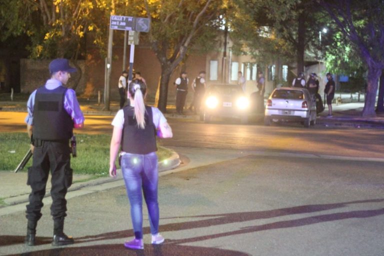 Un enfrentamiento de bandas en el barrio Malvinas dejó a una mujer y un hombre con heridas por arma de fuego