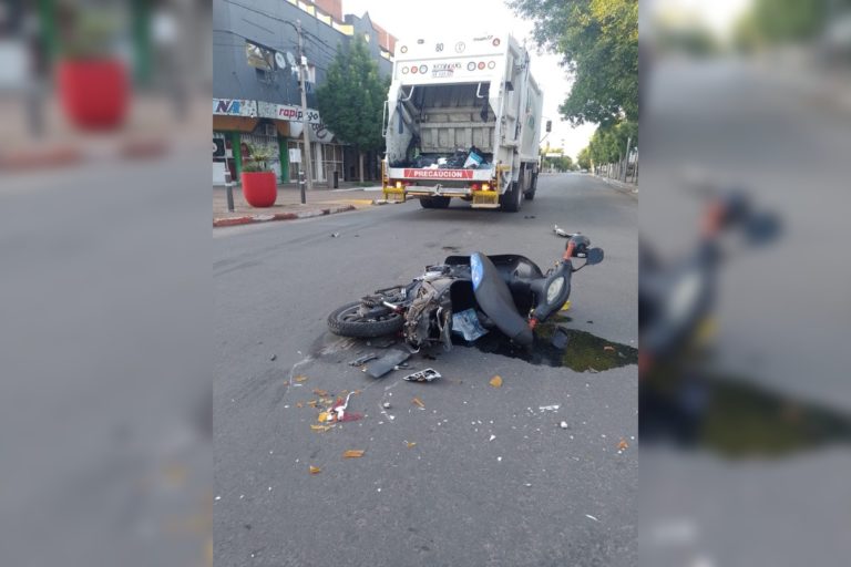 Choque entre camión y motocicleta deja herida a una mujer en las primeras horas de la mañana