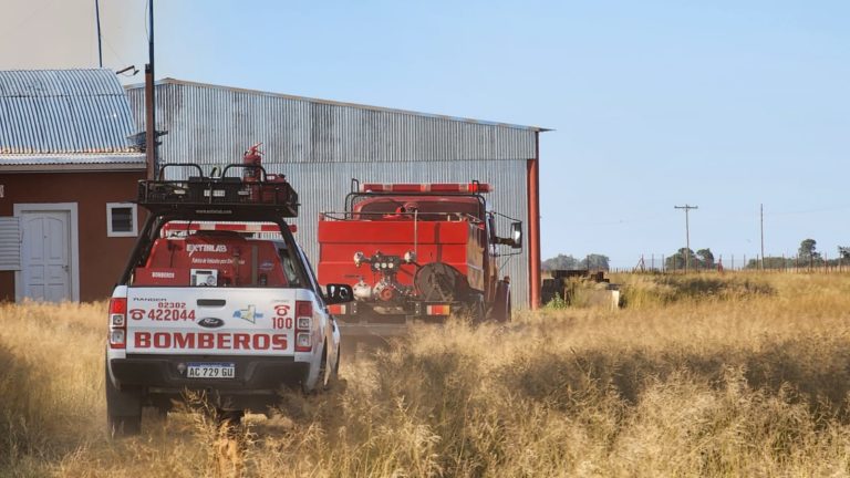 Nuevo incendio de pastizales en General Pico: peligra un hangar en la zona