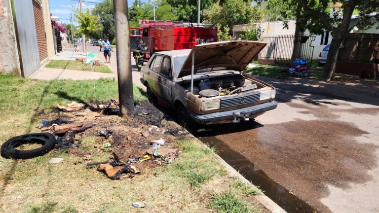 Quemaban basura y casi prenden fuego un auto en el barrio Empleados de Comercio