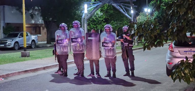 Graves incidentes en los festejos por el triunfo de Argentina: el Jefe de la UR II, Alejandro Lagos, dio su versión y confirmó tres demorados, una mujer golpeada y un policía lesionado