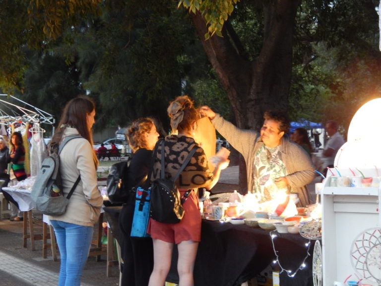 Más de 100 emprendedores participaron de la Feria del Regalo en la Plaza San Martín