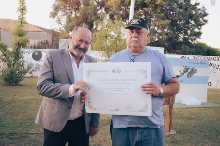 Reconocieron a 84 veteranos de Malvinas en Colonia Barón con un diploma y recordaron a los héroes caídos en combate
