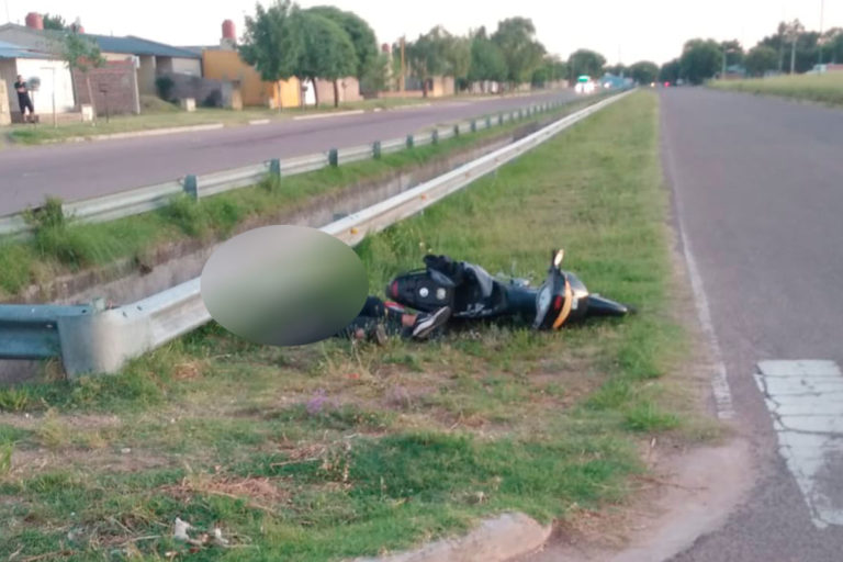 Gravísimo siniestro vial deja a joven inconsciente tras perder el control de su motocicleta