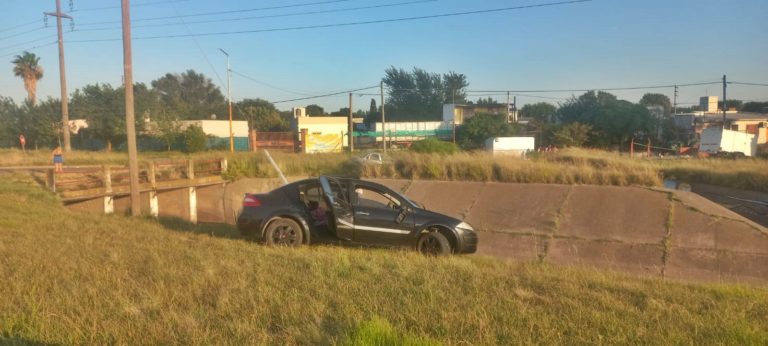 Accidente en la madrugada: Un Renault Megane quedó a metros de caer en un canal de desagüe