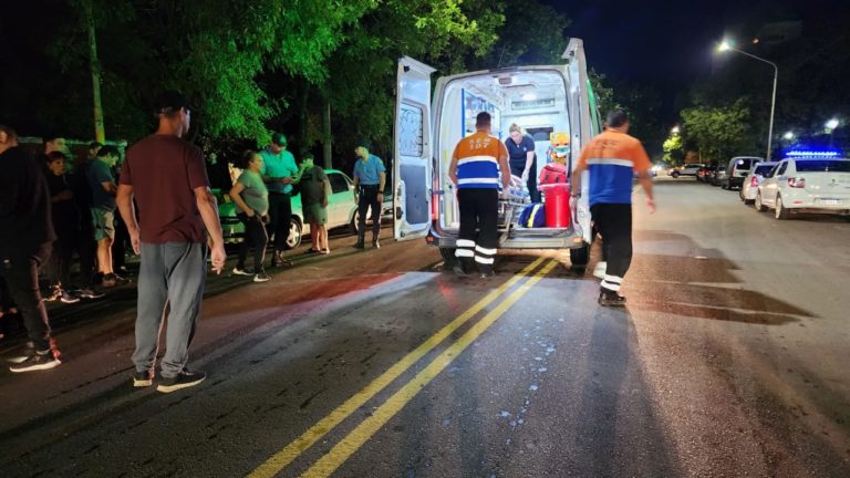Motociclista atropella a peatón que fue hospitalizado
