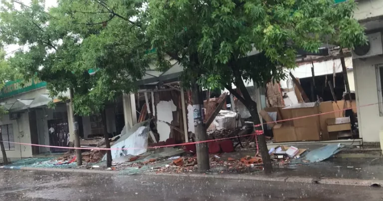 Se derrumbó parte del techo de la Cooperativa Popular de Santa Rosa