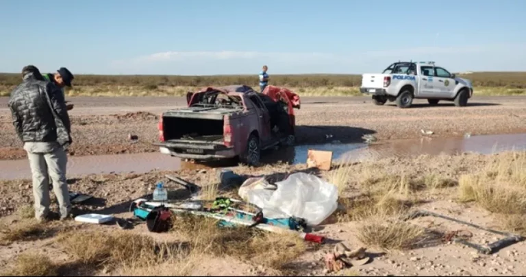 Familia sufre vuelco en camioneta durante viaje de vacaciones en ruta 20 que se encuentra en reparación