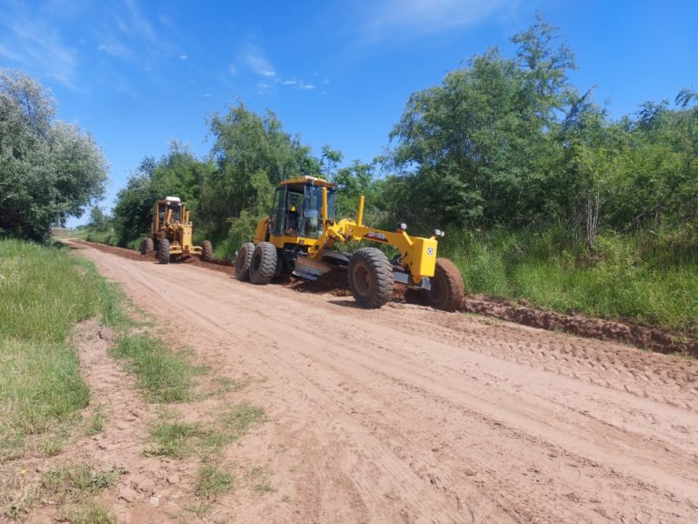 Intensos trabajos para evitar anegamientos en caminos vecinales de Dorila