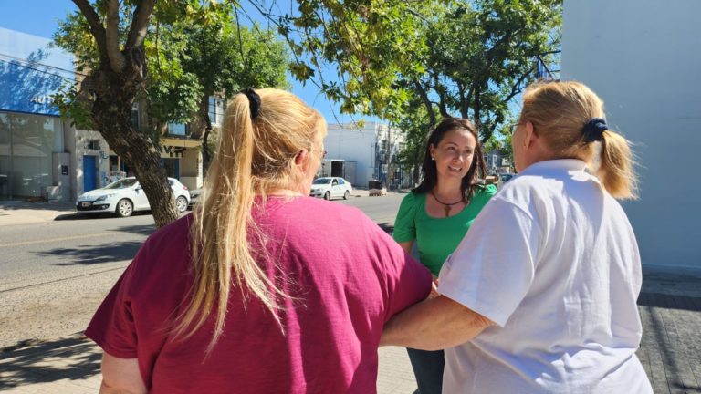 “Estamos recorriendo todos los barrios, escuchando al vecino y haciendo conocer nuestra propuesta”, dijo la precandidata a intendente Adriana García  