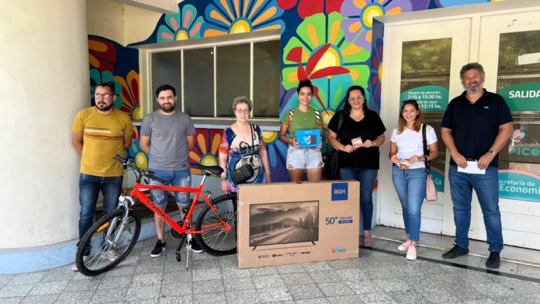 Premian a ganadores del programa Compro en Pico en instancias finales del concurso