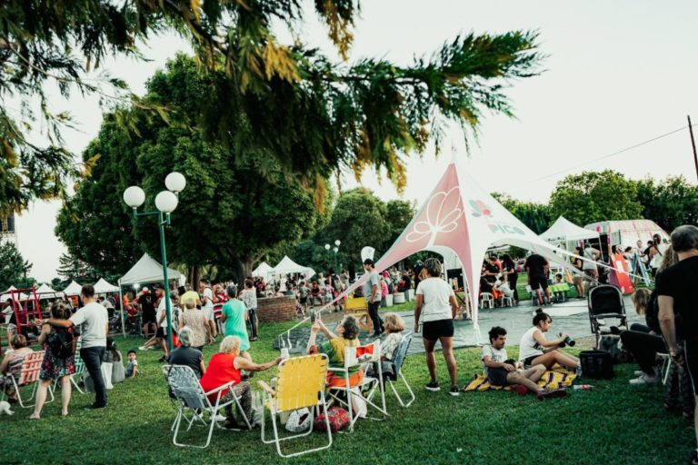 “Cultura en Territorio” avivó la noche en el barrio Rucci