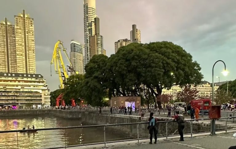 Puerto Madero: un joven se tiró al río para buscar la mochila que se le había caído y se ahogó
