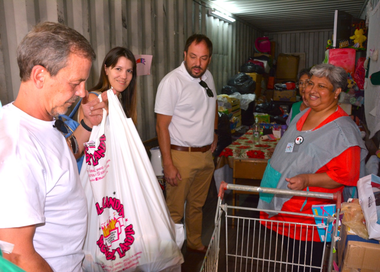 El Frigorífico Pico donó juguetes y se comprometió a trabajar junto al Servicio de Voluntarios del Hospital Centeno