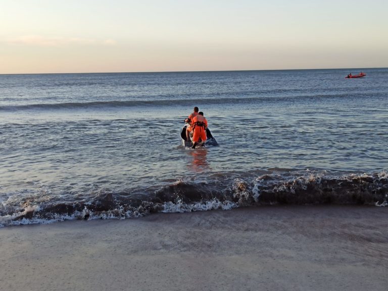 Monte Hermoso: intensa búsqueda de dos pampeanos que ingresaron al mar en kayak y no se los vio retornar