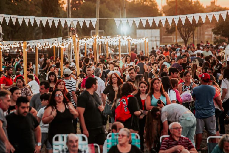 La cultura local se celebra en El Parador: tercera noche de éxito con una multitudinaria convocatoria