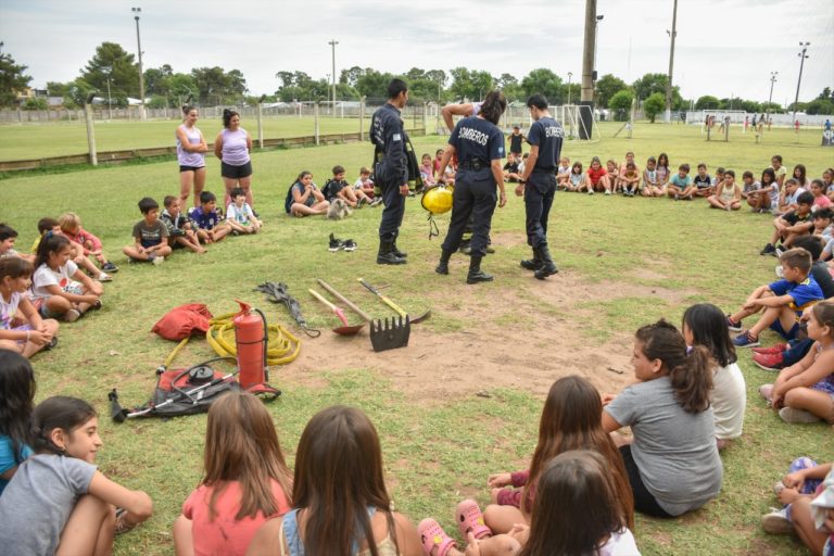Bomberos Voluntarios comparten una charla de prevención y seguridad a niños del Plan PRO VIDA en General Pico