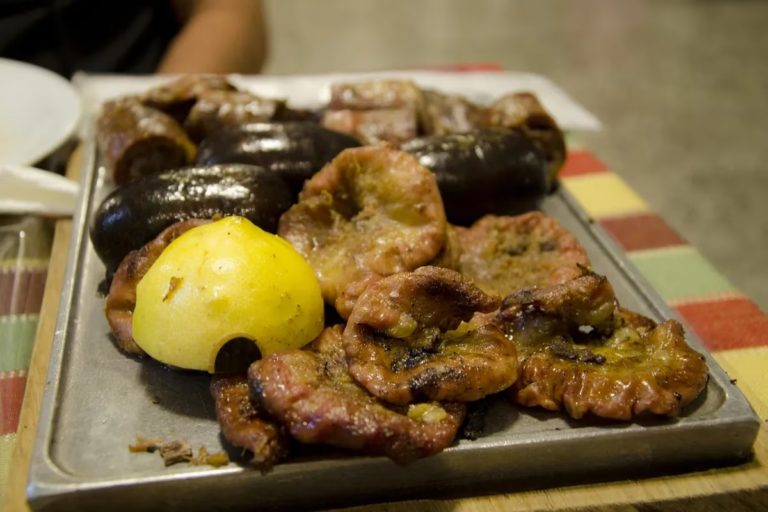 Dos hombres murieron tras comer un asado con achuras en mal estado en Berazategui