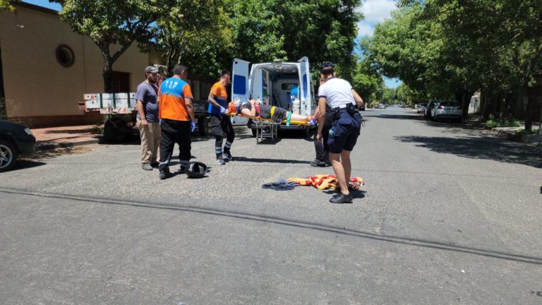 Accidente en calle 1 y 12: mujer es trasladada al hospital con lesiones