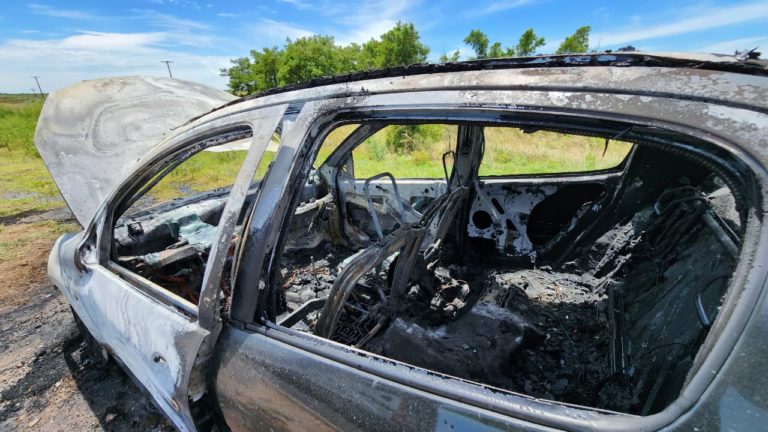 Incendio de vehículo entre Pico y Speluzzi: un Peugeot 207 queda destruido por un fallo mecánico