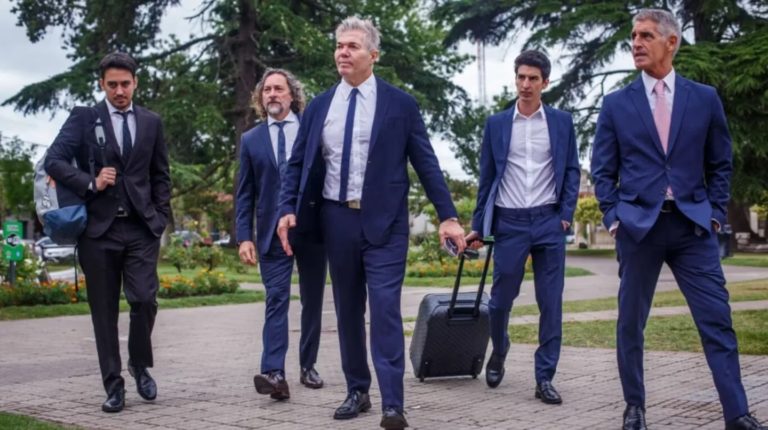 Burlando presentó a su staff de abogados y un detalle llamó la atención de todos: “Es el alma de Fernando”