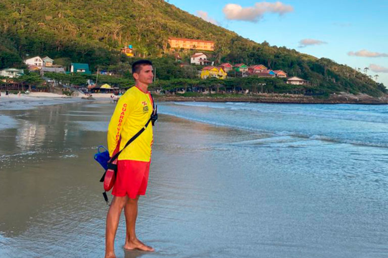 Piquense, que vive en Brasil y es guardavidas, salvó a un argentino de ahogarse en el mar