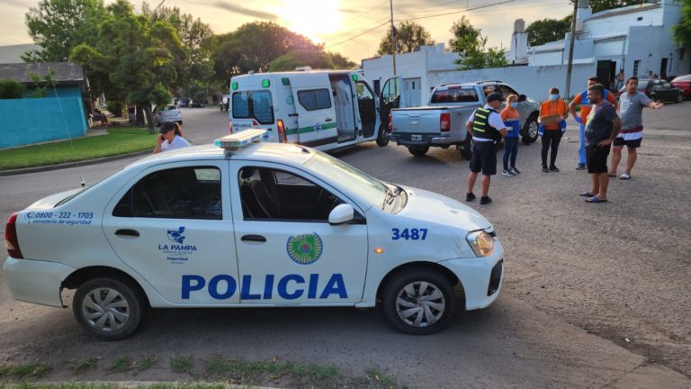 Tras colisionar dos vehículos trasladan una persona con un corte profundo en el cuero cabelludo