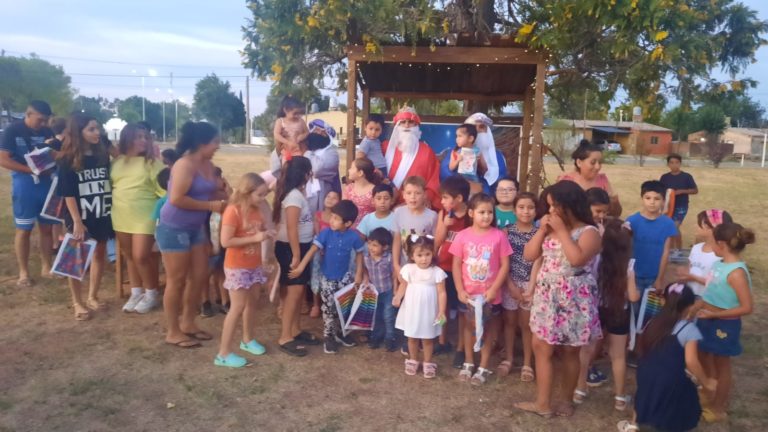 Los Reyes Magos visitaron Metileo y alegraron el día de niños y niñas