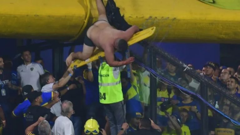 Video: un hincha de Boca quedó enganchado en un alambre de púas tras caer de la segunda bandeja