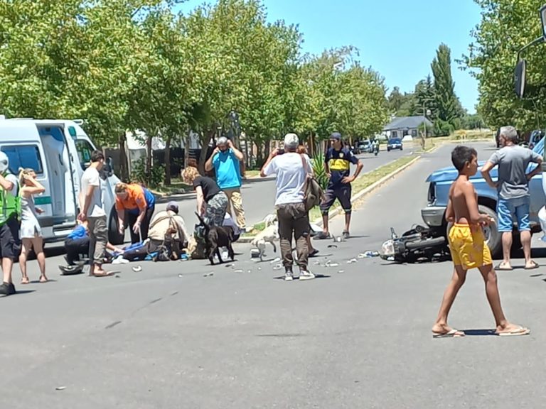 Un motocilcista terminó con fractura expuesta en su pierna tras un choque con una camioneta en el barrio Federal