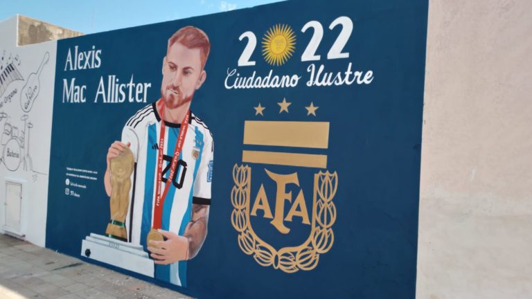 Padre e hija, pintaron un mural en homenaje al ciudadano ilustre santarroseño Alexis Mac Allister
