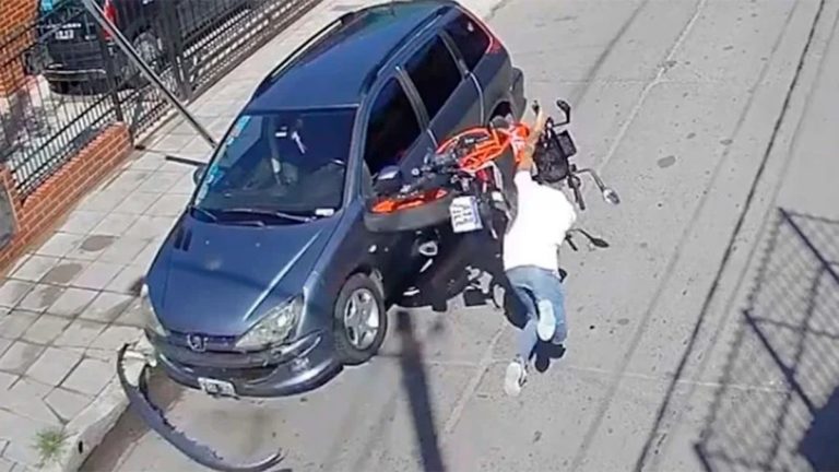 Video: un joven de Lanús hacía piruetas con una moto robada, chocó contra un auto estacionado y murió en el acto