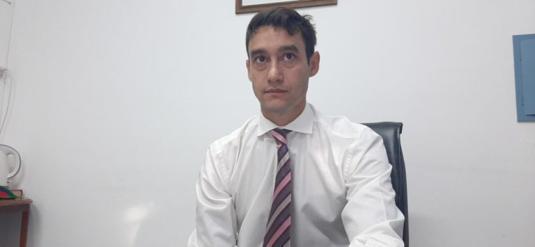 Robo en una vivienda de calle 106: recuperaron una notebook y varias prendas de vestir aparentemente sustraídas por un joven de 17 años