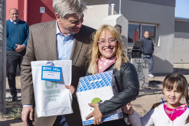 “La construcción de viviendas es un trabajo sostenido y no vamos a detenerlo”, dijo Ziliotto al entregar la 102 casa en Santa Rosa