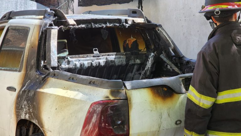 Bomberos trabajó en incendio de vehículo: el fuego destruyó por completo el sector trasero del mismo