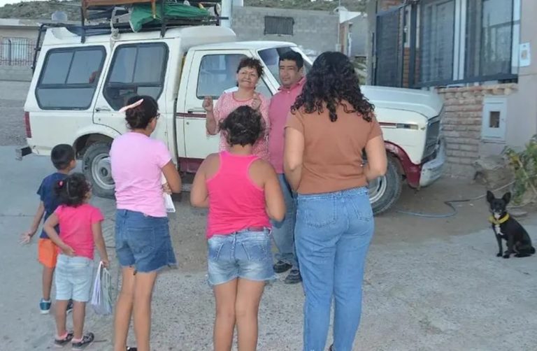 Un matrimonio de Santa Cruz con cuatro hijos adoptó siete hermanitos que iban a ir a un hogar: “Merecían ser felices”