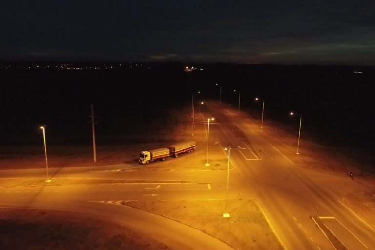 Continúa la instalación de iluminación en cruces de rutas en La Pampa