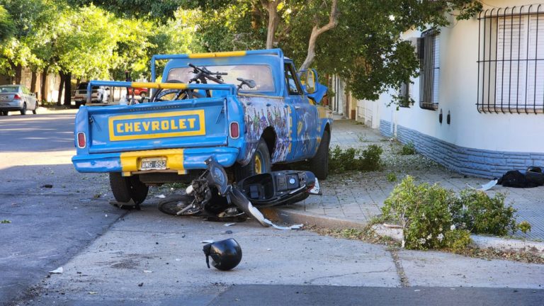 Un motociclista terminó inconsciente y fue trasladado al Hospital tras chocar con una camioneta
