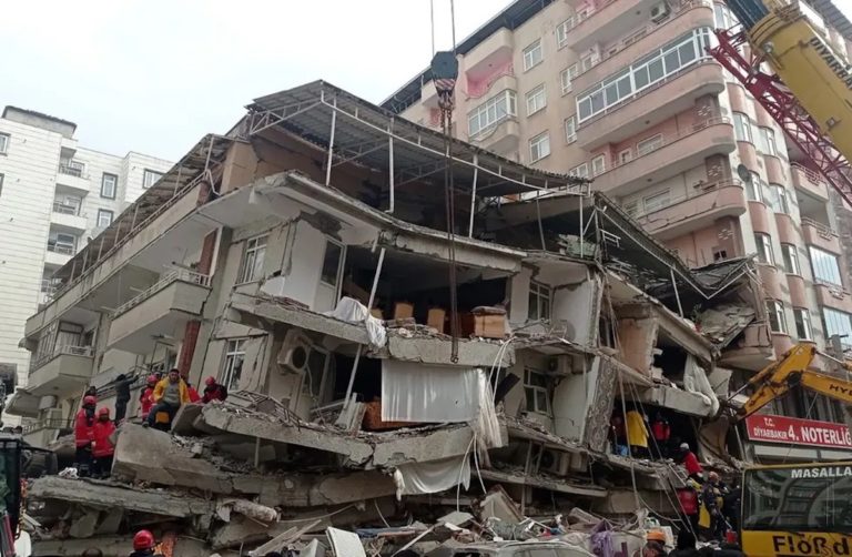 Fotos y videos: terremoto de magnitud 7,8 dejó más de 1.400 muertos en Turquía y Siria