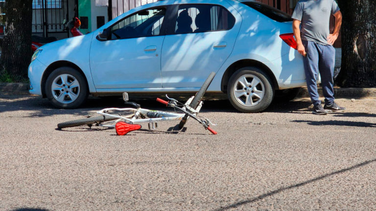 Un hombre fue trasladado inconsciente al hospital tras estrellarse contra la puerta de un auto