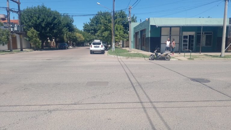 Un motociclista sufrió heridas leves al tratar de esquivar un auto que cruzaba la calle