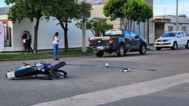Motociclista terminó golpeado en su cabeza tras chocar con una camioneta en General Pico
