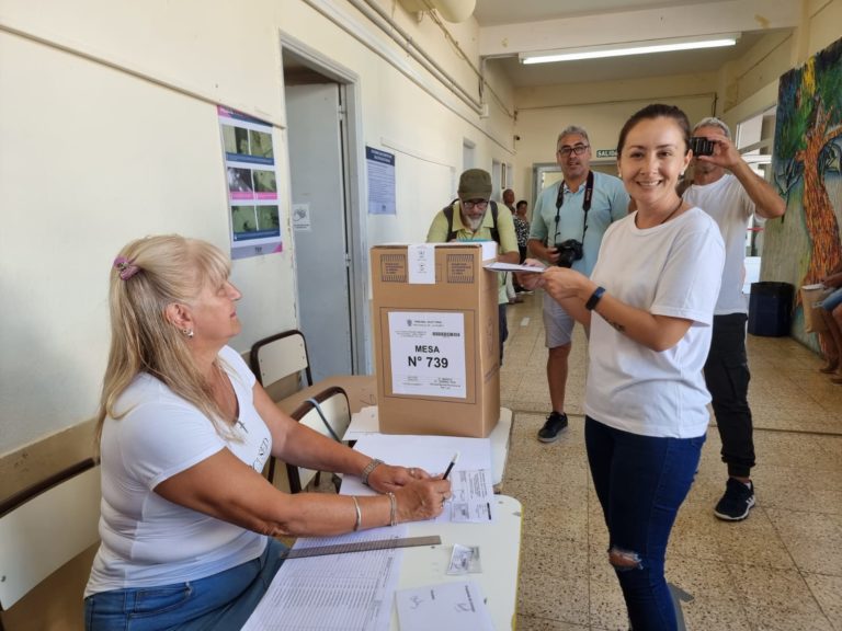 “La actual gestión prioriza la colocación de Tótems, nosotros queremos mejorar la calidad de los servicios que el municipio presta”, criticó Adriana García