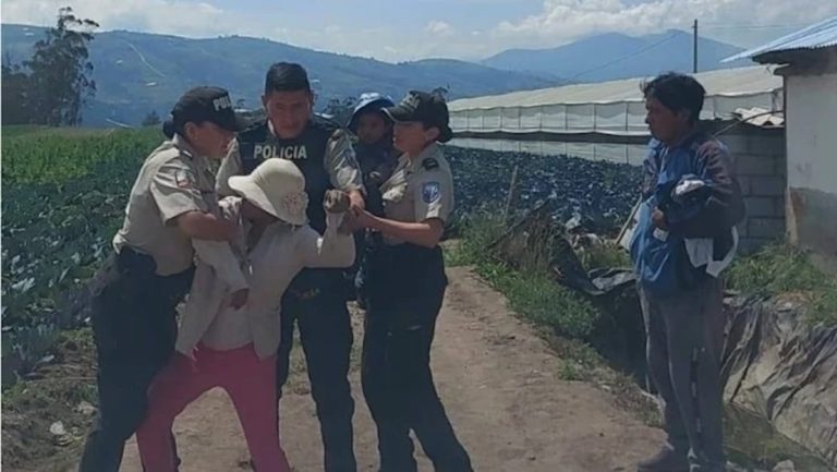 Video del horror en Ecuador: una madre patea brutalmente a su pequeño hijo