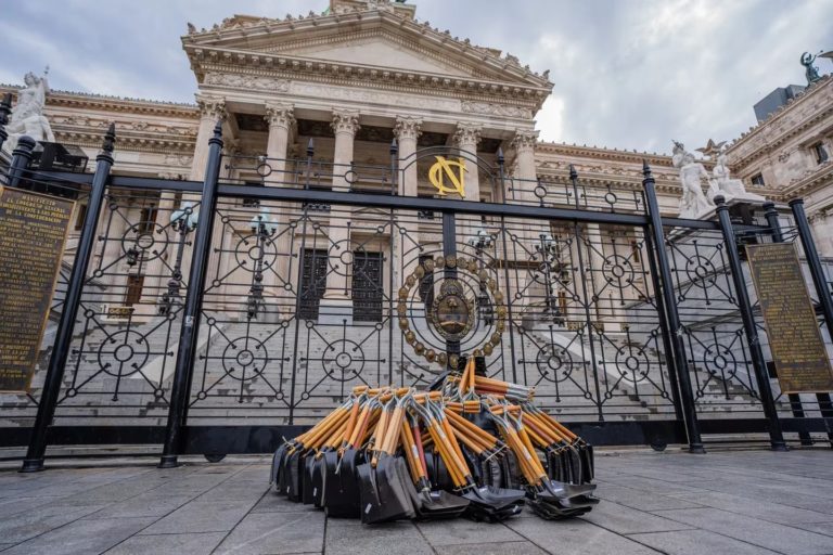 Un influencer mandó 256 palas al Congreso: “Se las regalo para que se pongan a laburar”