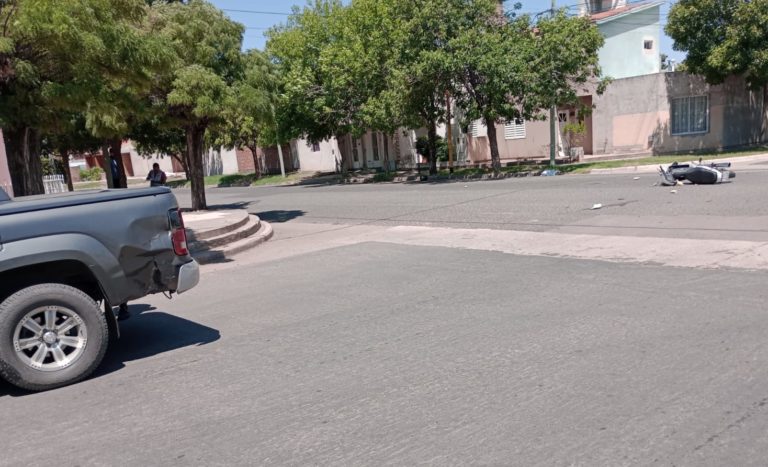 Una motociclista terminó internada tras chocar con una camioneta