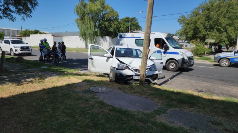 Accidente de tránsito en Calle 7 y 124: Moto se da a la fuga tras colisionar con Toyota Etios que terminó impactando contra una columna