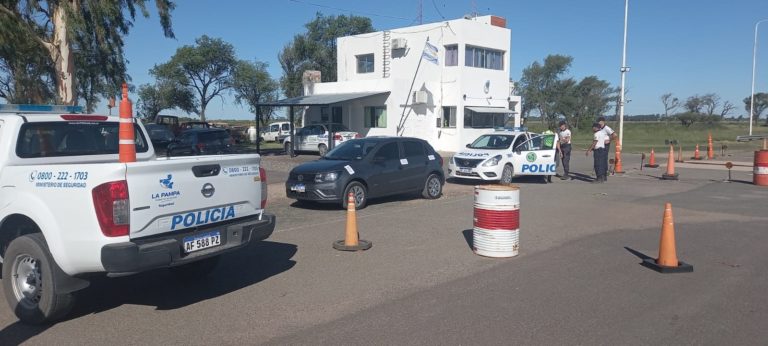 Realicó: Demoraron a dos personas que habrían realizado una estafa en Santa Rosa y que conducían un auto con pedido de secuestro