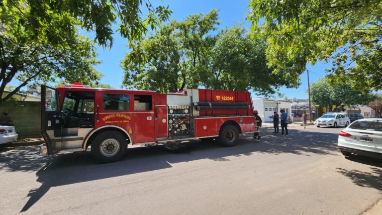 Bomberos acudió a un incendio de basura en el patio de una vivienda
